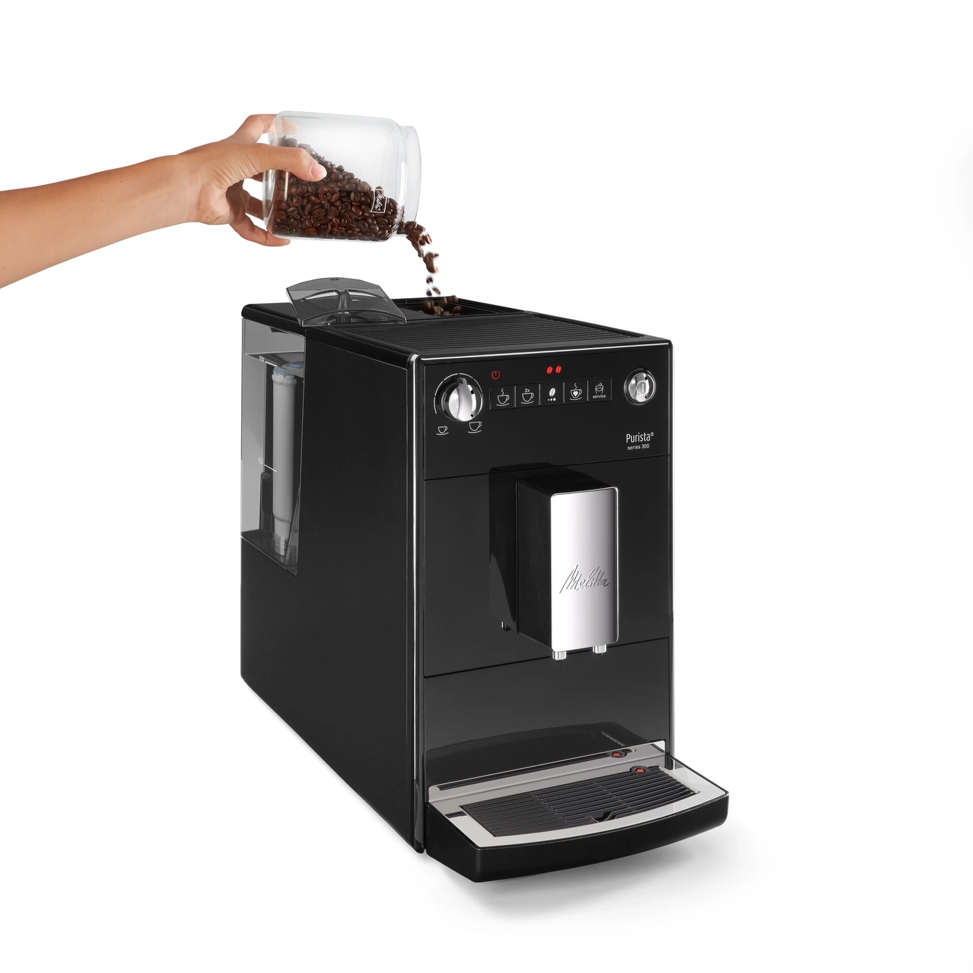 Kaffeemaschine mit Kaffeebohnen, die in den Behälter gefüllt werden, schwarzes Design