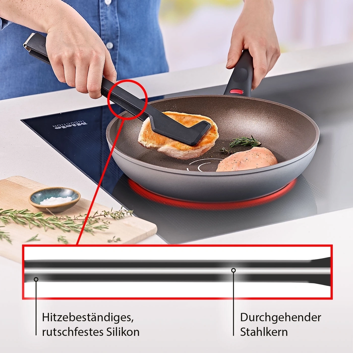Person brät Fleisch in einer Pfanne mit einem Silikon-Kochutensil.