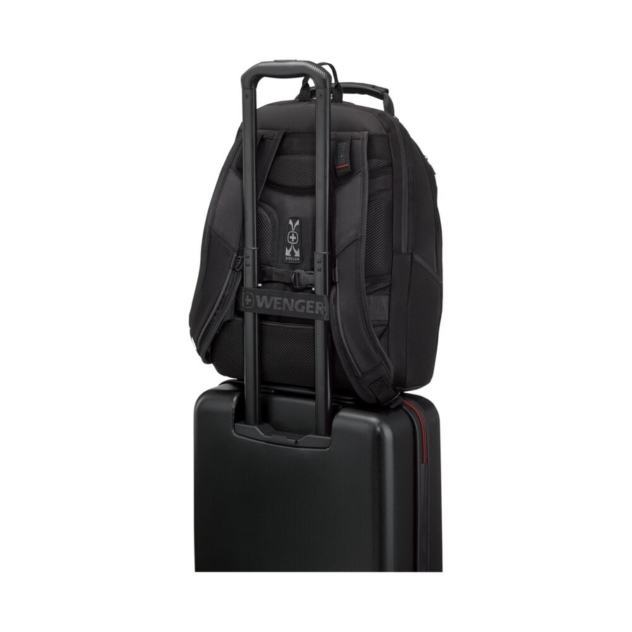 Schwarzer Rucksack auf einem Koffer mit dem Logo von Wenger