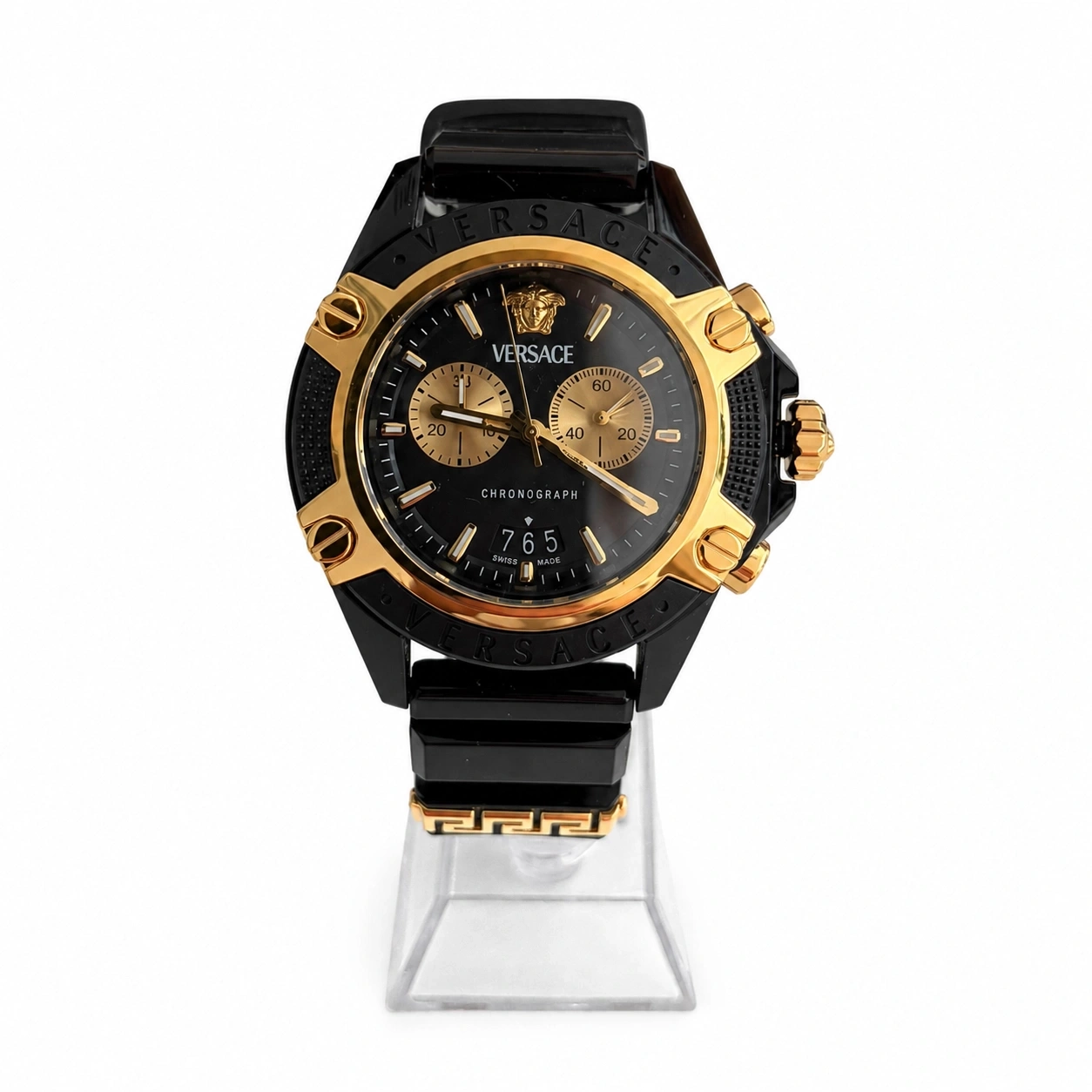 Eine schwarze Versace-Uhr mit goldenen Akzenten und einem Chronographenzifferblatt.