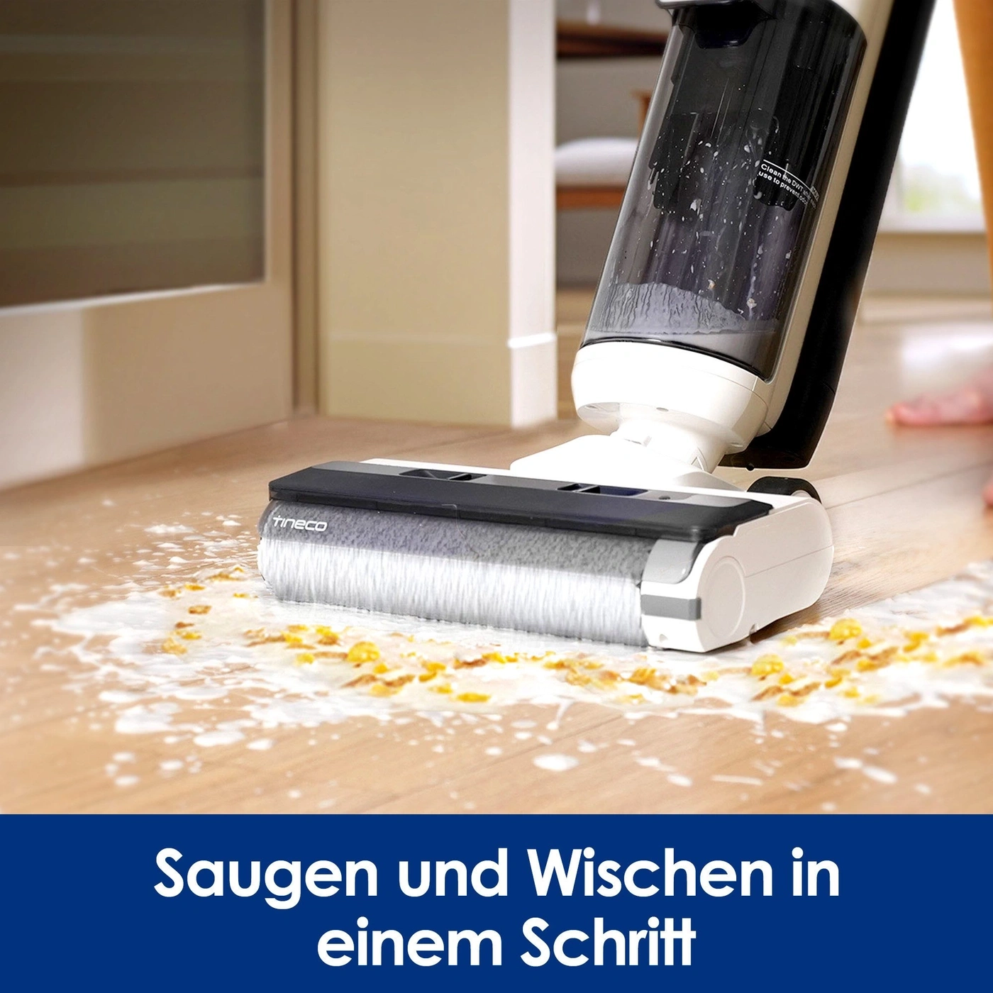 Staubsauger wischt Flüssigkeit und Essensreste auf Holzboden. Saugen und Wischen in einem Schritt.