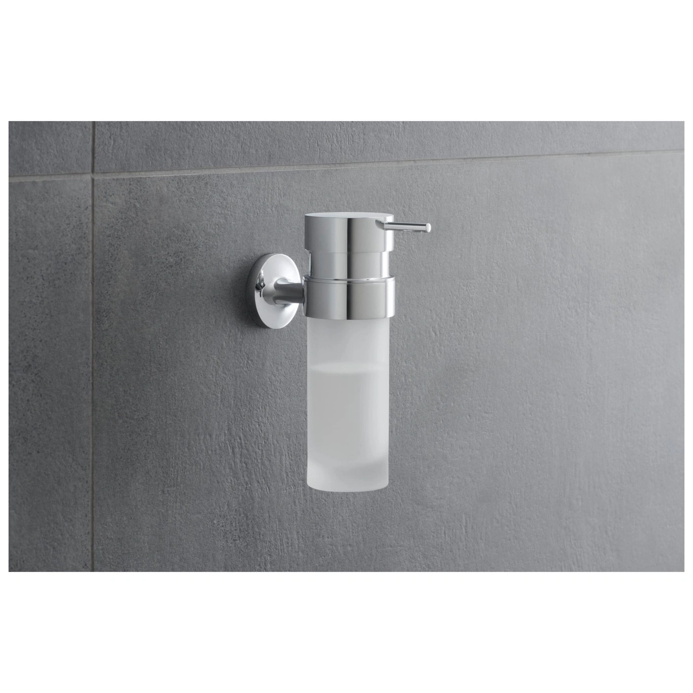 Chrom-Seifenspender an grauer Wand, Badezimmer-Accessoire, minimalistisch, modern