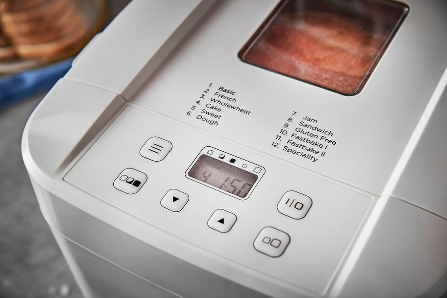 Brotbackautomat mit Bedienfeld und Display, zeigt die verbleibende Zeit an.