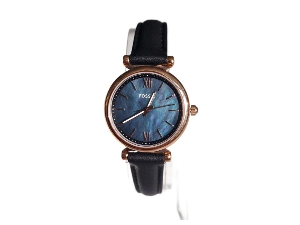 Eine Fossil Damenuhr mit schwarzem Lederarmband und blauem Zifferblatt