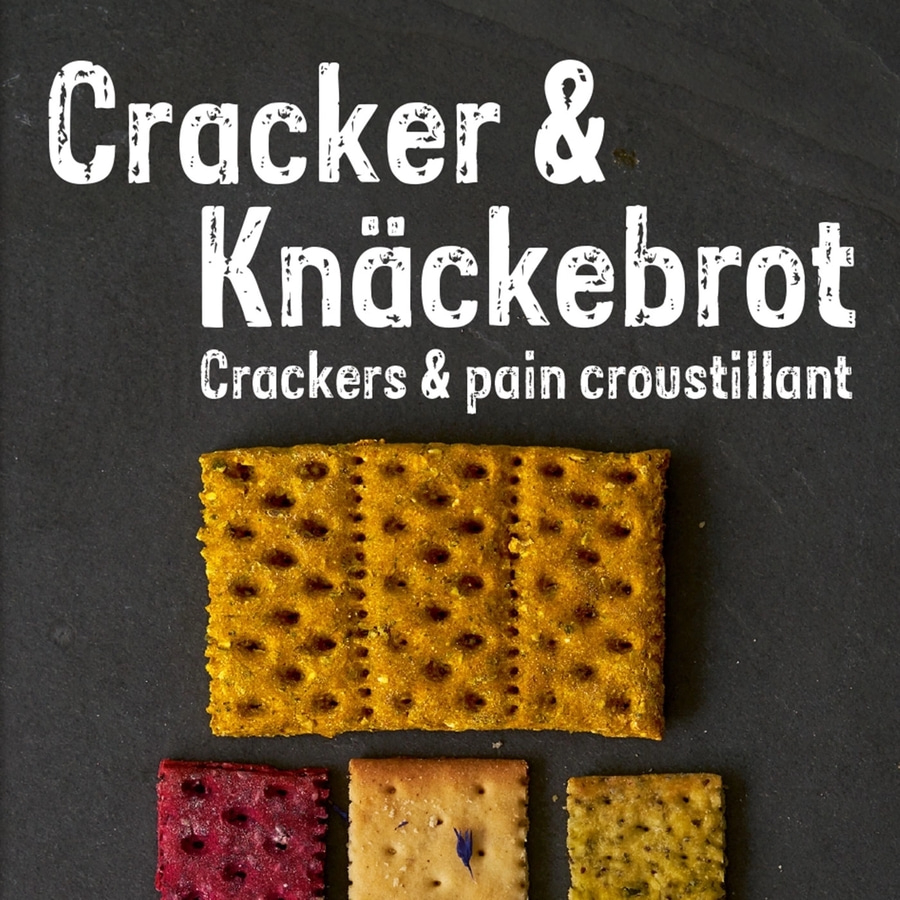 Knäckebrot und Cracker, verschiedene Geschmacksrichtungen, auf dunklem Untergrund