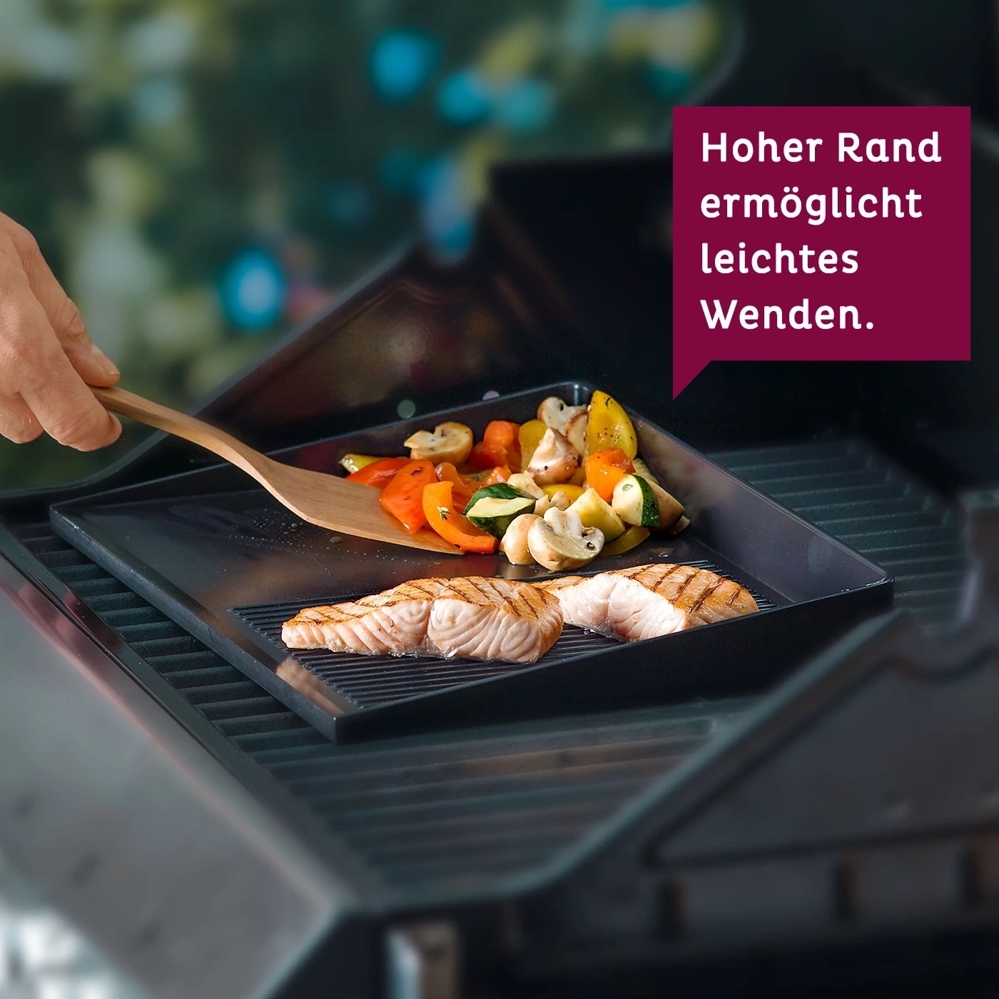 Grillplatte mit Gemüse und Fisch, Text: Hoher Rand ermöglicht leichtes Wenden.
