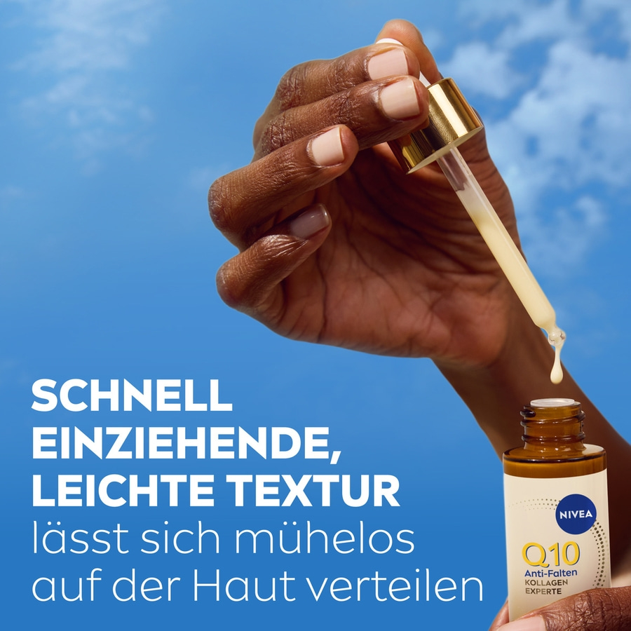 Eine Hand mit einem Serum, das sich auf der Haut verteilt.