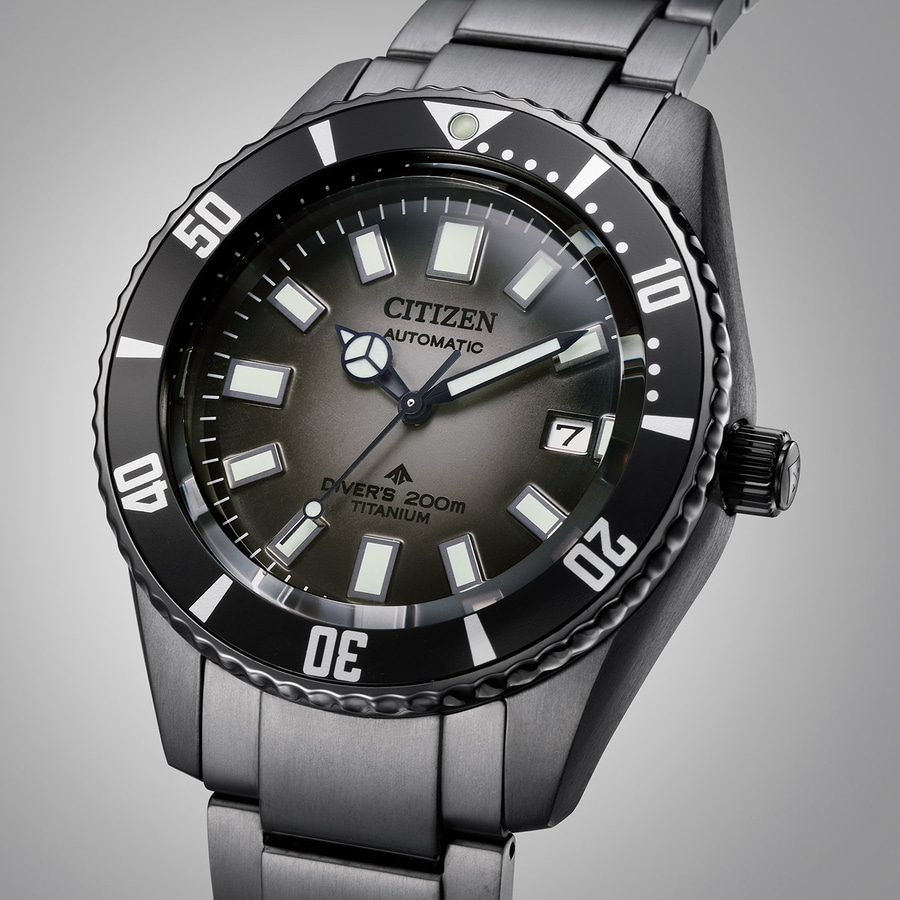 Citizen Taucheruhr aus Titan mit schwarzem Zifferblatt und Armband