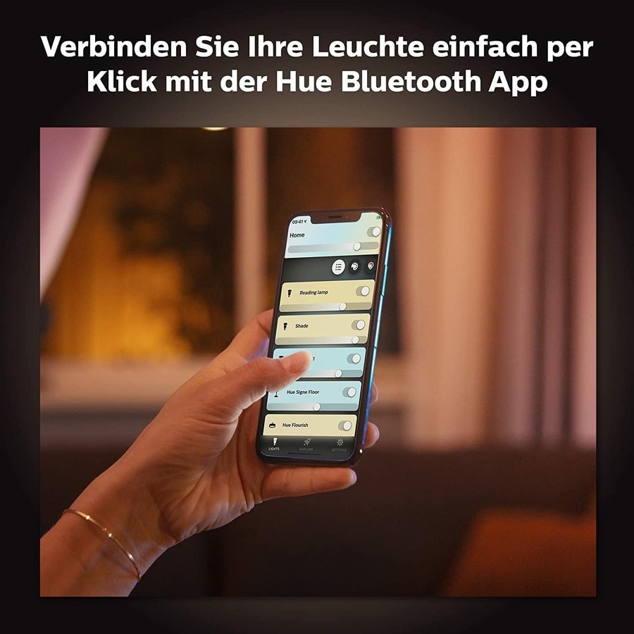 Person hält Smartphone mit Hue Bluetooth App, um Lampen zu steuern.