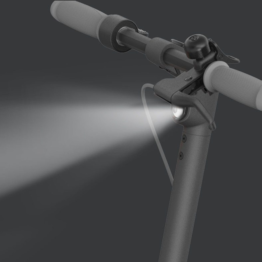 E-Scooter-Lenker mit Licht, Klingel und Griffen in Grau, Nahaufnahme, Detailaufnahme