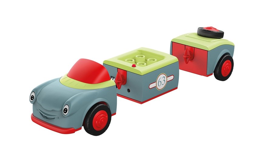 Spielzeugauto mit Anhängern, bunt, für Kinder, isoliert auf weißem Hintergrund