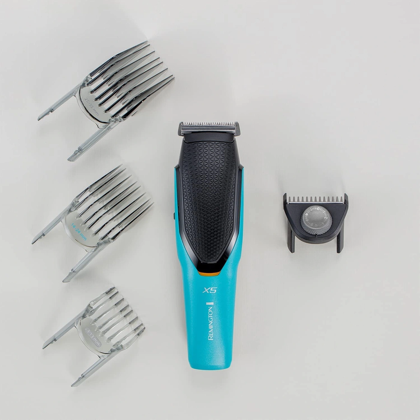 Haarschneider-Set mit Aufsätzen auf weißem Hintergrund. Rasierer, Zubehör.