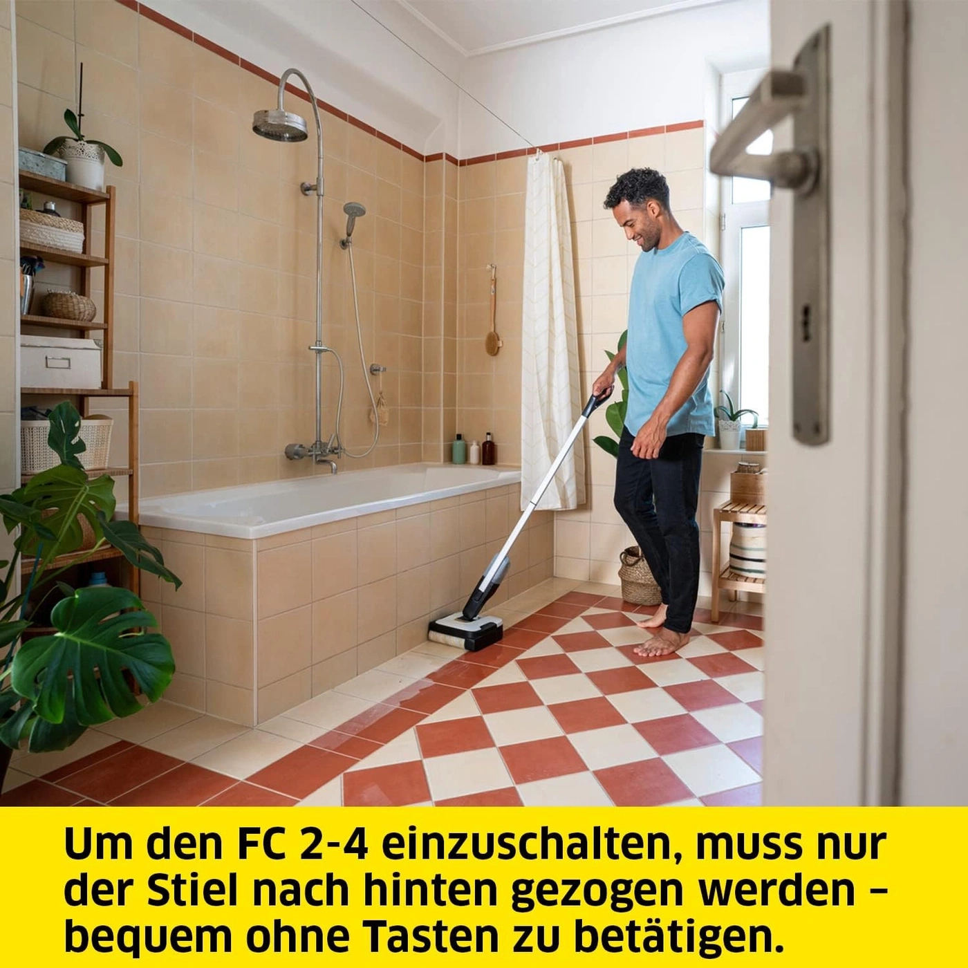 Mann reinigt Badezimmerboden mit einem Wischsauger