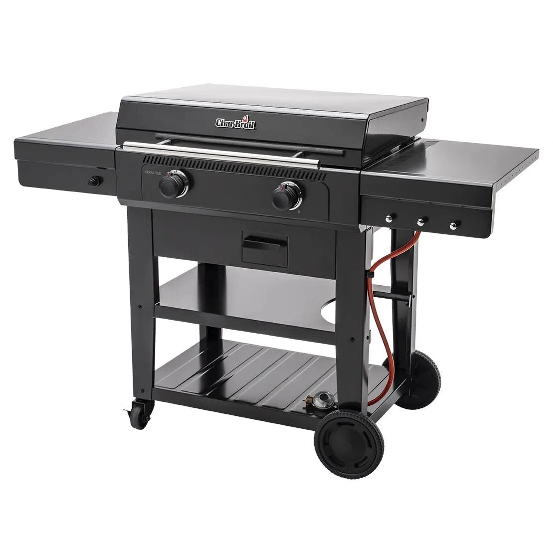 Ein schwarzer Gasgrill mit zwei Rädern und Ablageflächen steht auf weißem Hintergrund.