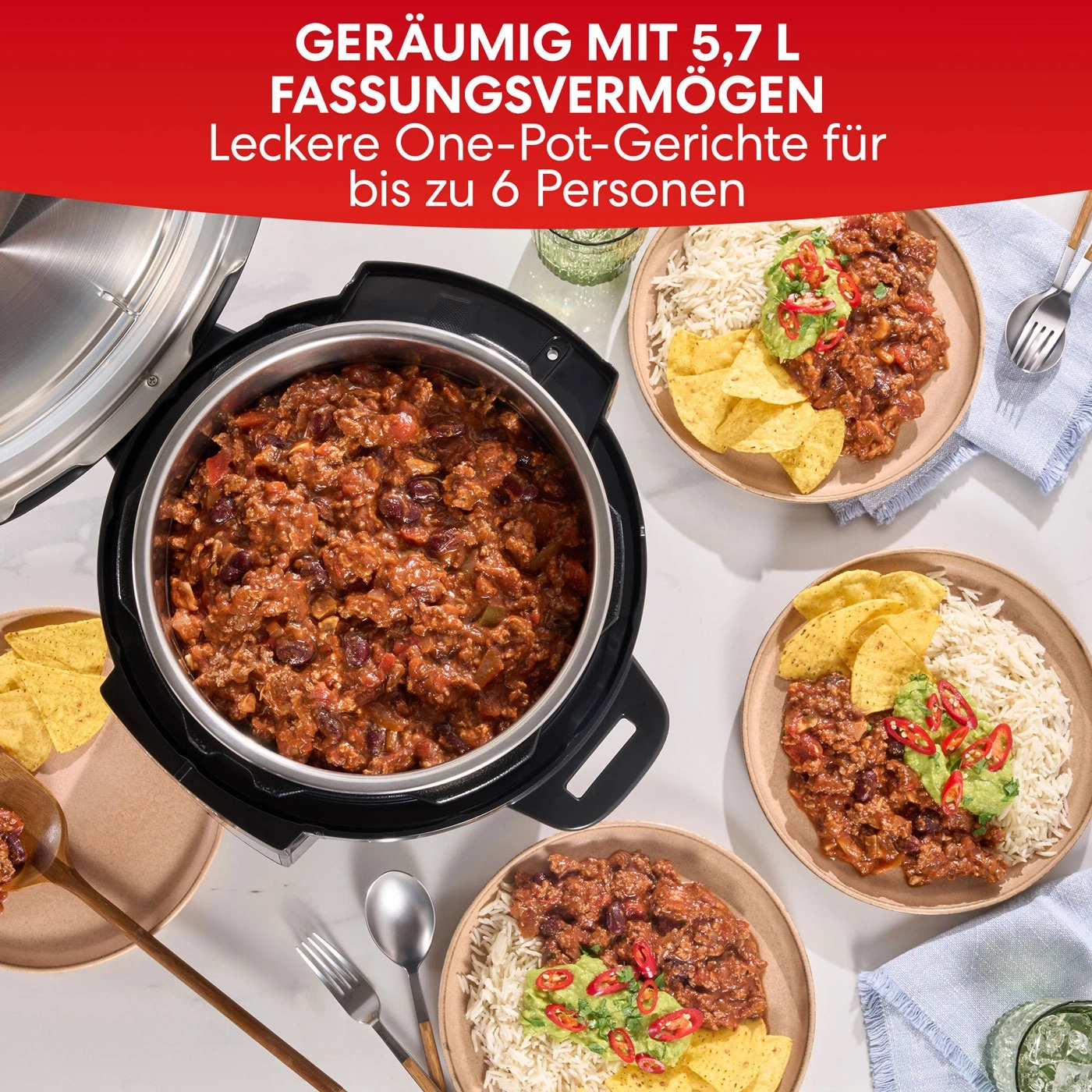 Ein Schnellkochtopf mit Chili con Carne und Beilagen für sechs Personen.