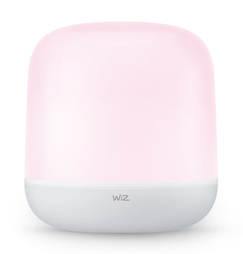 Eine rosa Wiz Tischlampe mit weißem Sockel und aufgedrucktem Logo.