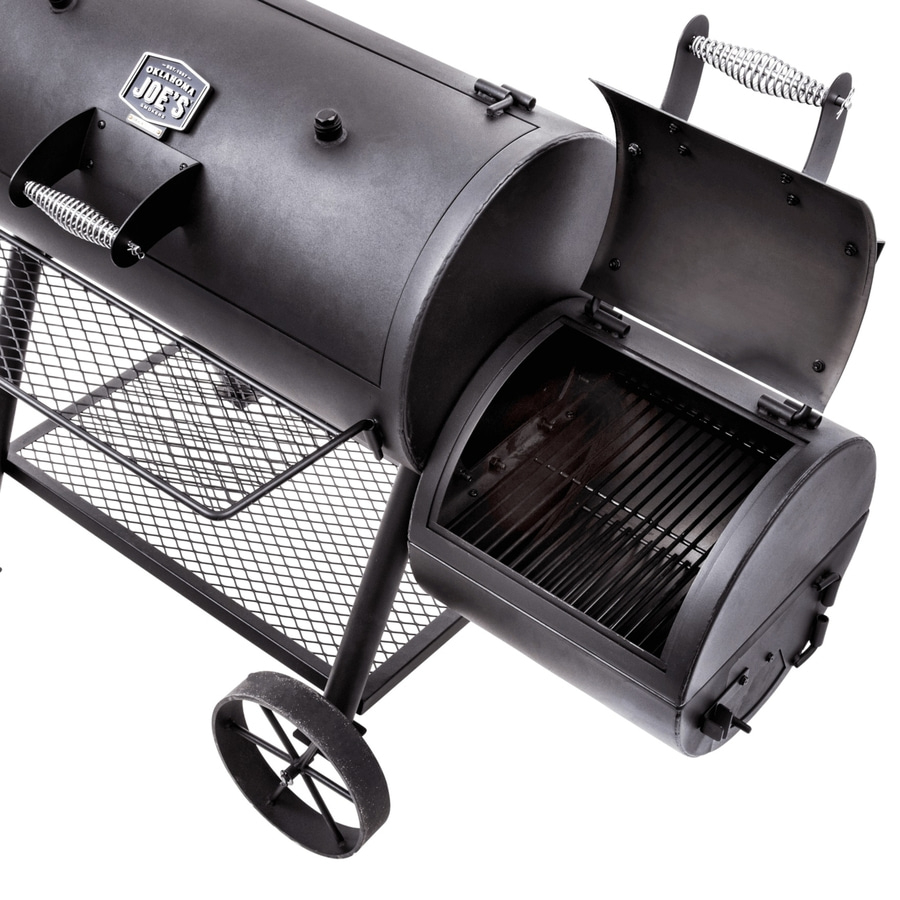 Schwarzer Oklahoma Joe's Smoker Grill mit geöffneter Tür und Rädern