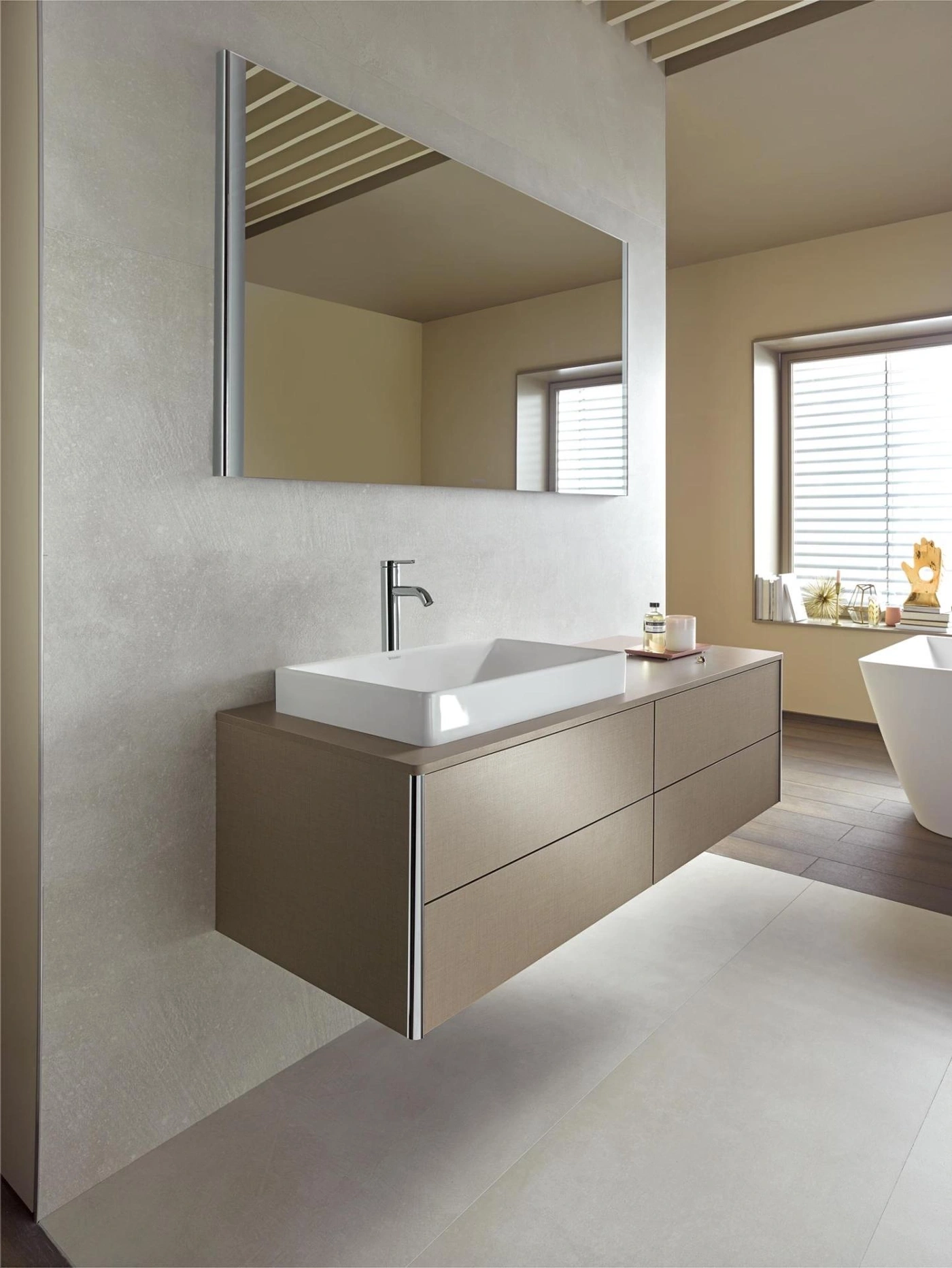 Modernes Badezimmer mit Waschbecken, Spiegel und Fenster mit Jalousien.