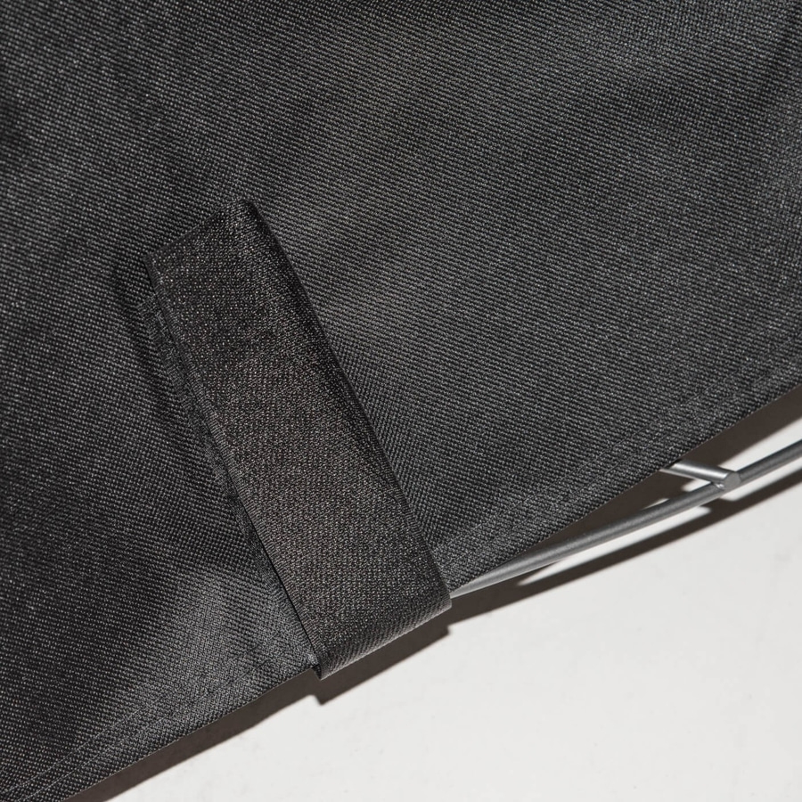 Nahaufnahme eines schwarzen Stoffes mit einem Metallrahmen und einem Band