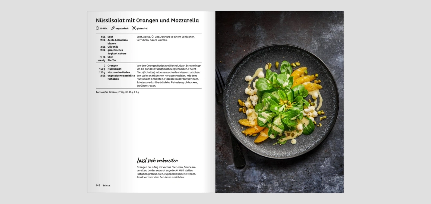 Nüsslisalat mit Orangen und Mozzarella auf einem Teller