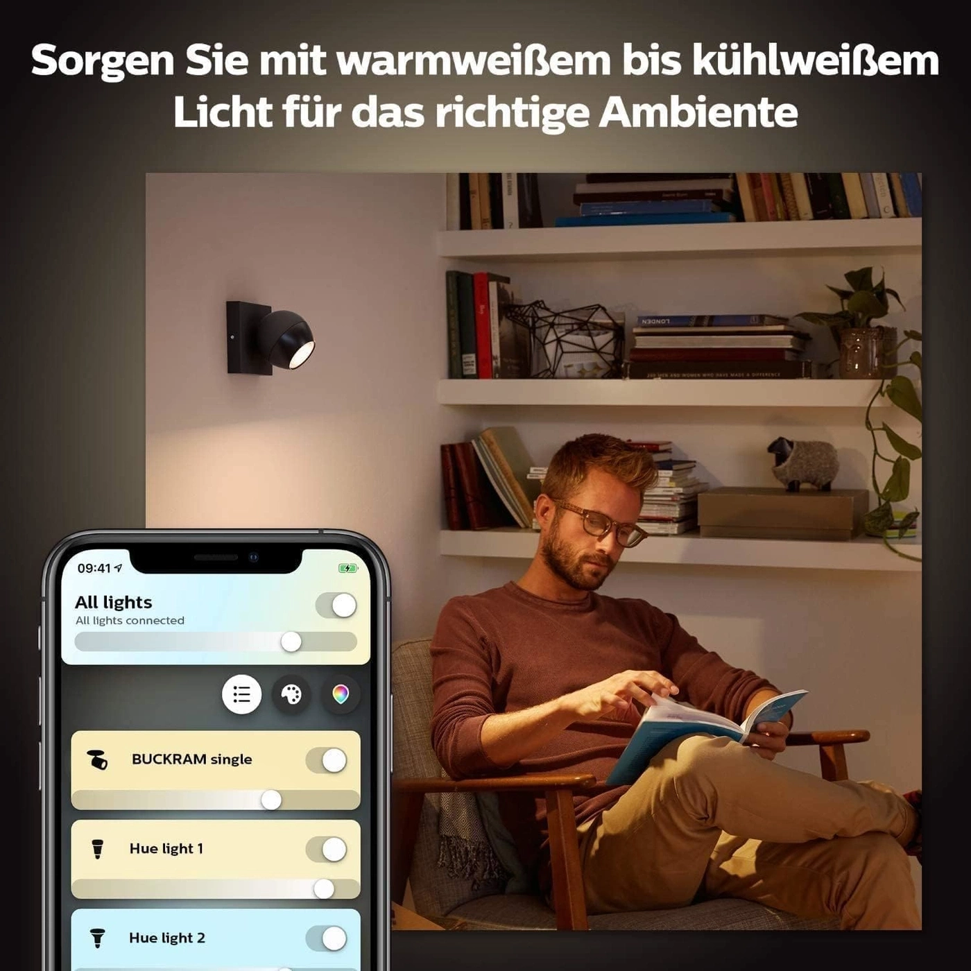 Mann liest Buch bei Licht.