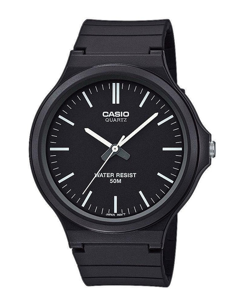 Schwarze Casio-Uhr mit schwarzem Zifferblatt und weißen Zeigern. Wasserdicht.