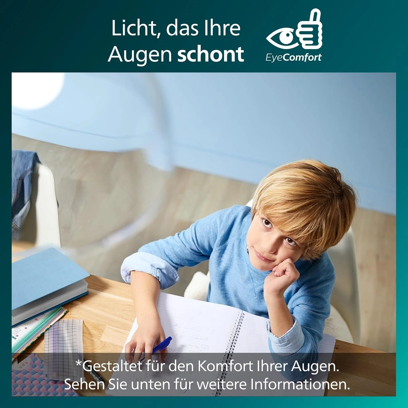 Ein Junge sitzt am Schreibtisch und lernt, mit dem EyeComfort-Logo.
