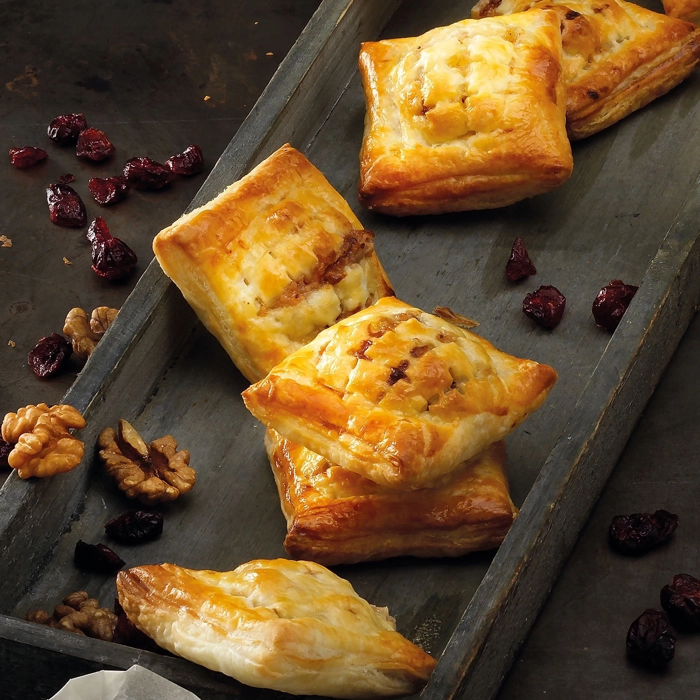 Gebäck mit Cranberries und Walnüssen auf einem Holztablett