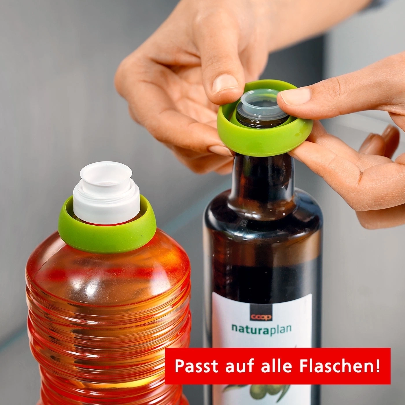 Hände setzen grüne Kappe auf Flasche. Text: Passt auf alle Flaschen!