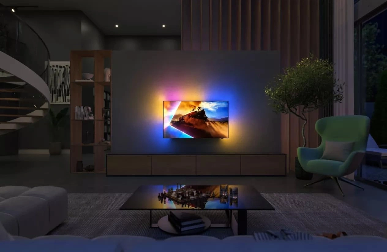 Moderner Wohnraum mit beleuchtetem Fernseher und bequemen Möbeln.