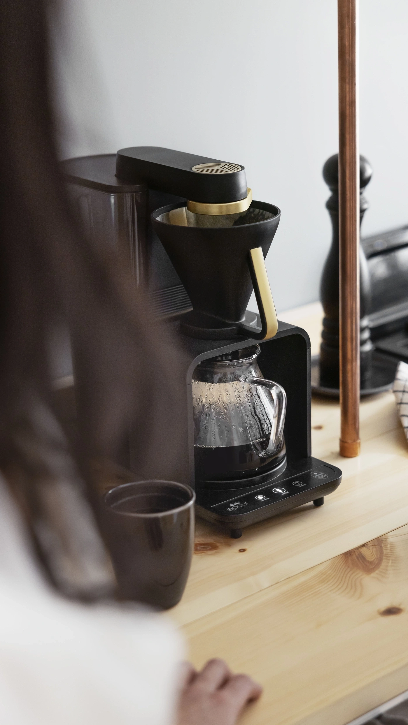 Kaffeemaschine mit Kaffeetasse auf Holzoberfläche, Nahaufnahme, Innenaufnahme, modern