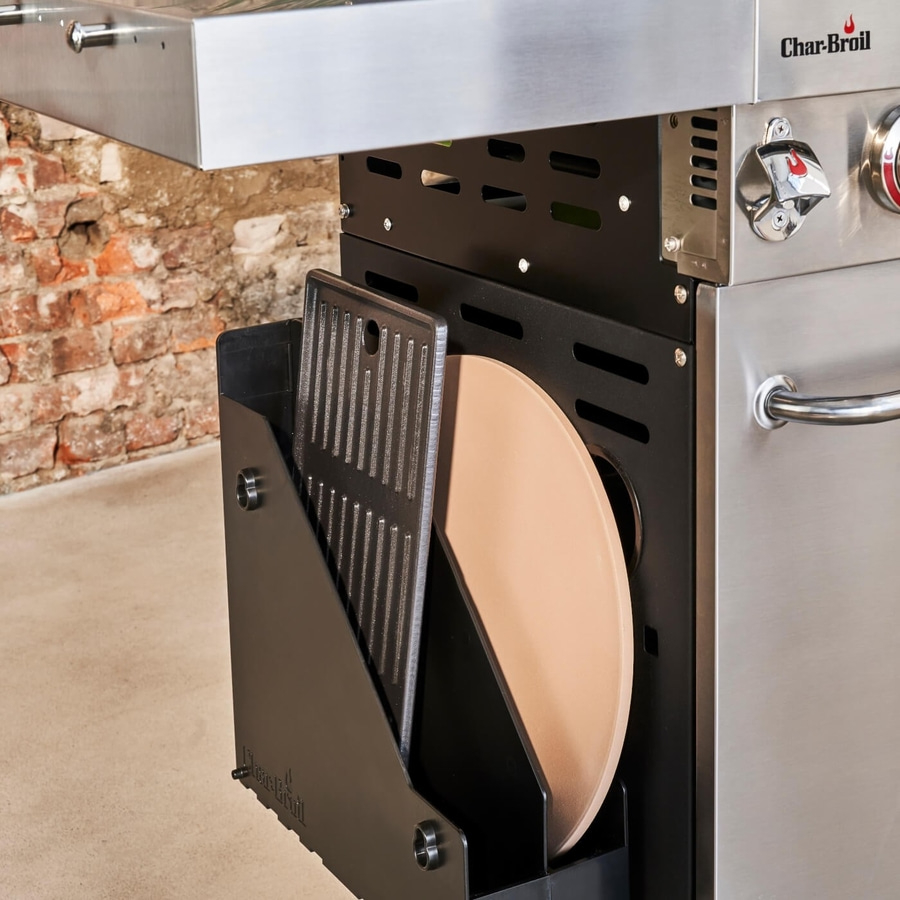 Char-Broil Grill mit Pizza-Stein und Grillplatte. Schwarzer Halter.