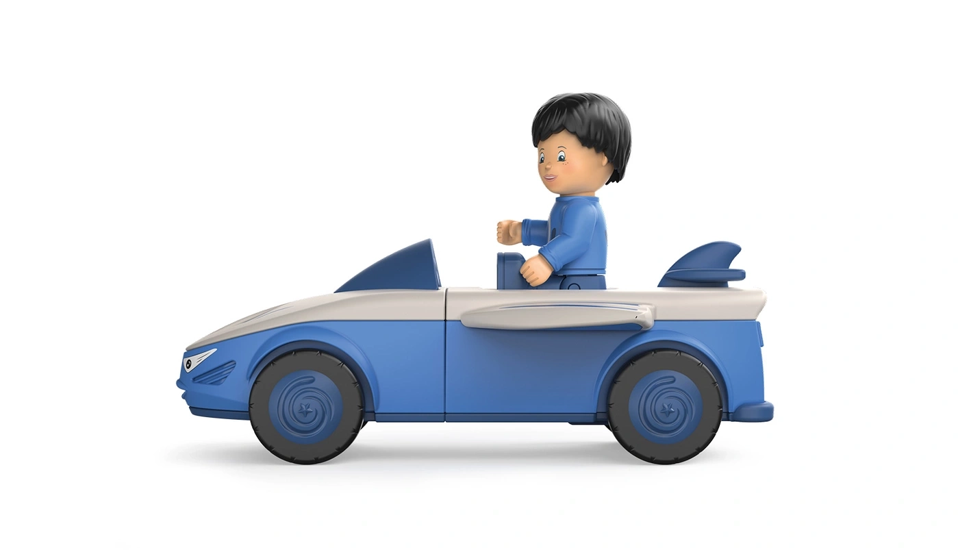 Ein Spielzeugauto mit einem Jungen am Steuer.
