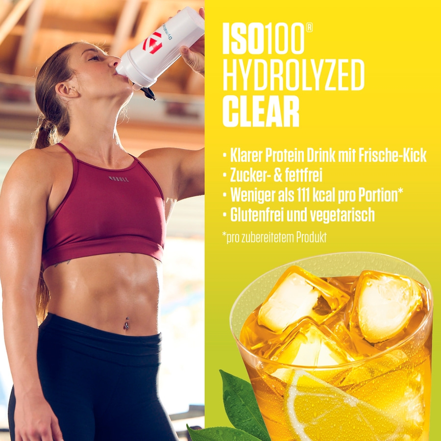 Frau trinkt Proteinshake mit ISO100 Hydrolyzed Clear und Eisgetränk