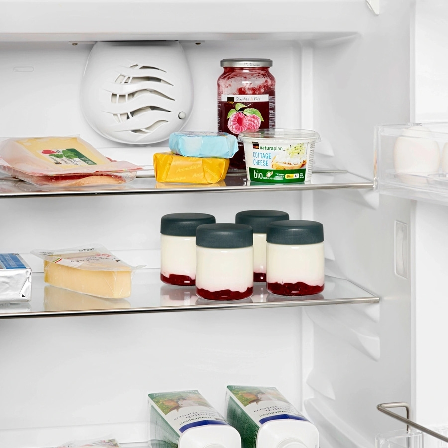Kühlschrank mit Lebensmitteln: Käse, Joghurt, Marmelade, Cottage Cheese, etc.