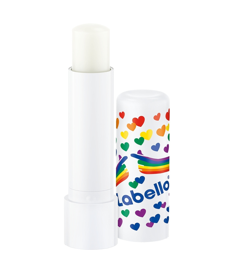 Ein weißer Lippenbalsam von Labello mit Regenbogenherzen