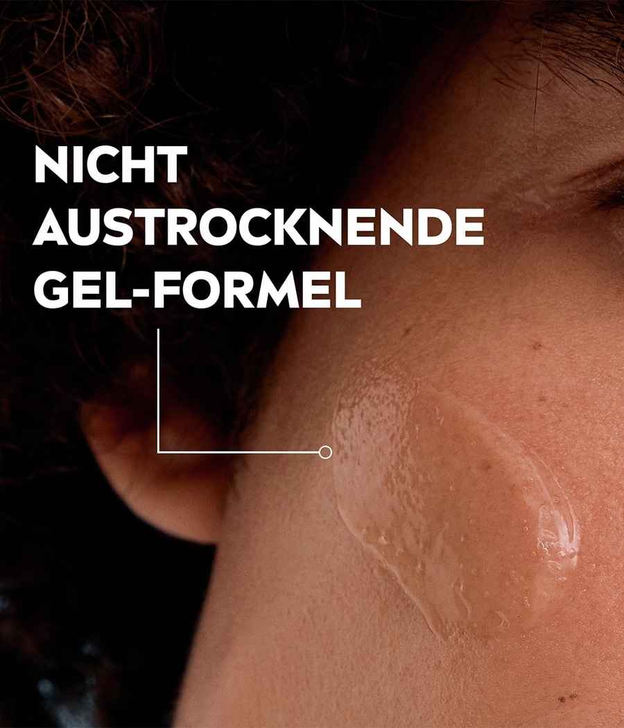 Eine Person mit einer feuchtigkeitsspendenden Gel-Formel auf der Haut.