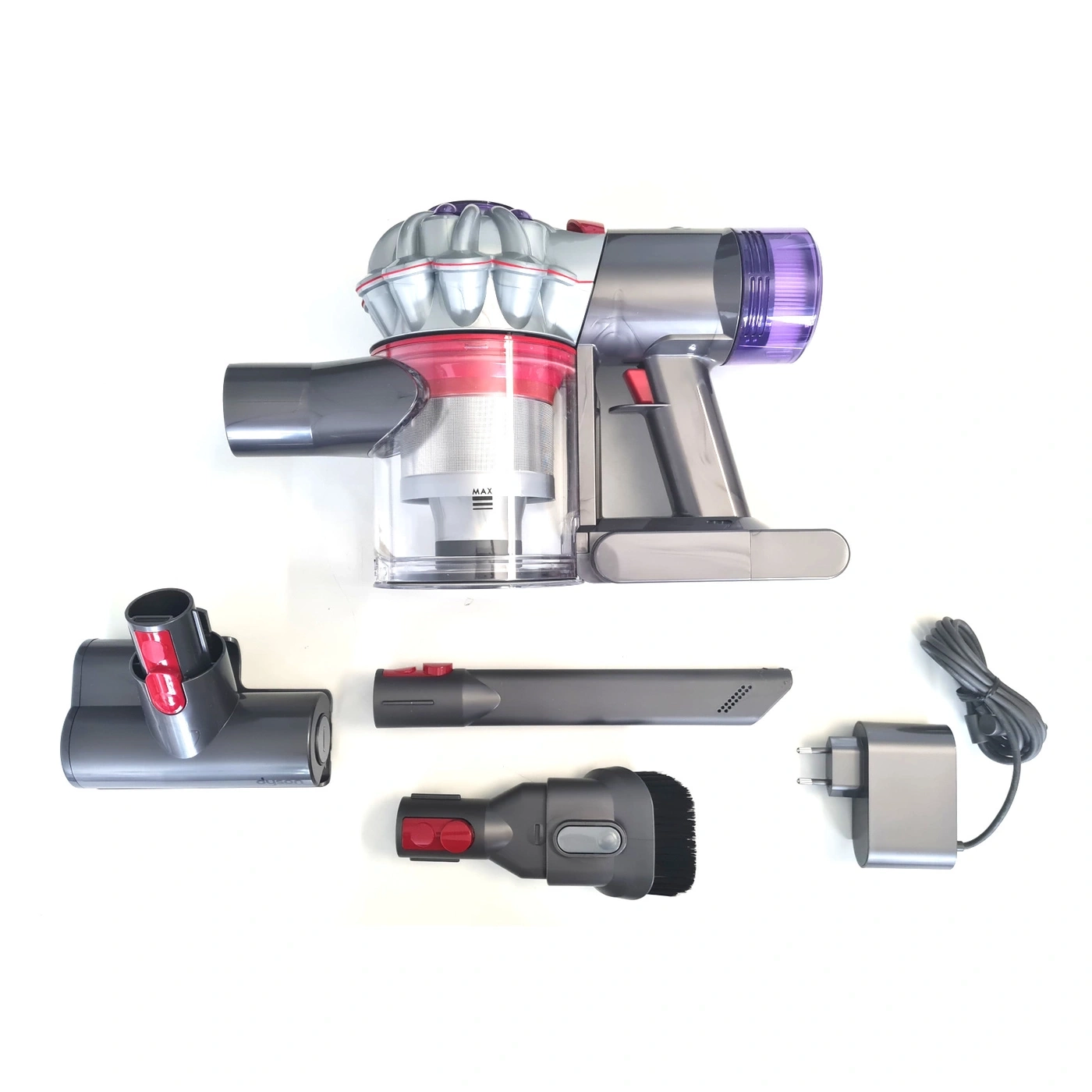 Ein handlicher Dyson Staubsauger mit verschiedenen Aufsätzen und Ladekabel.