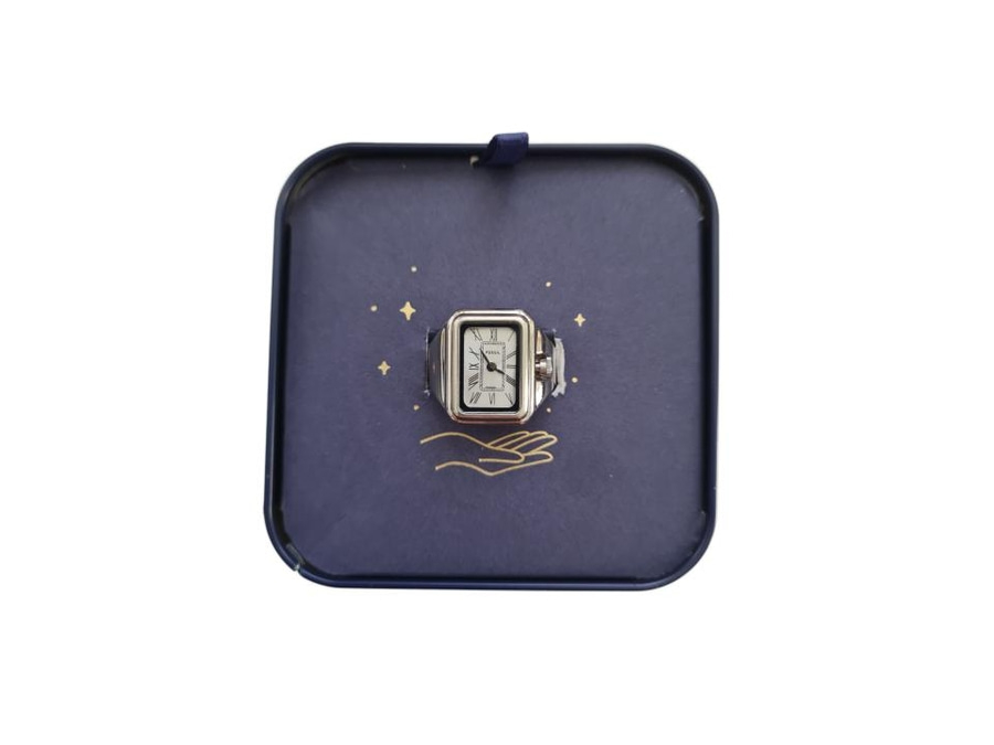 Ein Ring mit einem Uhrengehäuse in der Mitte auf einer Sternenkarte.