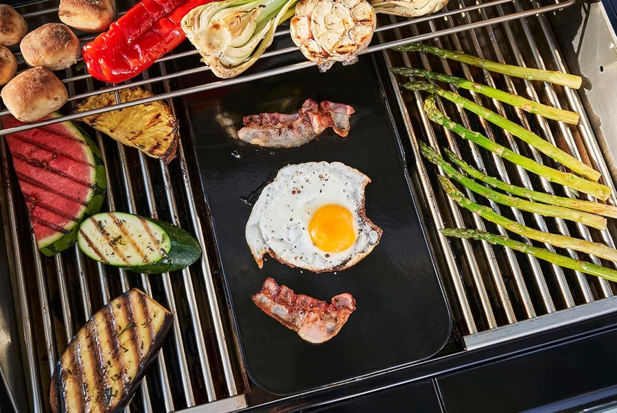 Grill mit Spargel, Speck, Ei, Gemüse und Obst. Leckeres Essen zubereiten.