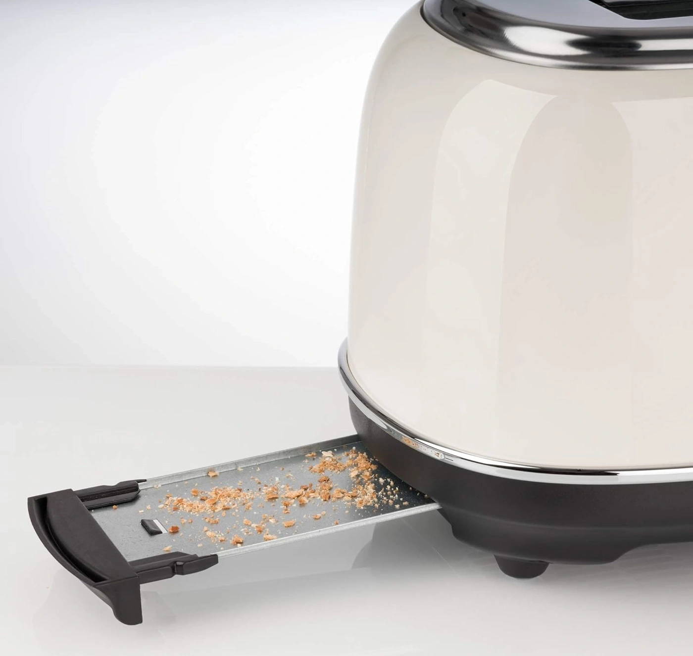 Toaster mit Krümeln in der Schublade, cremefarbenes Gehäuse, Detailaufnahme