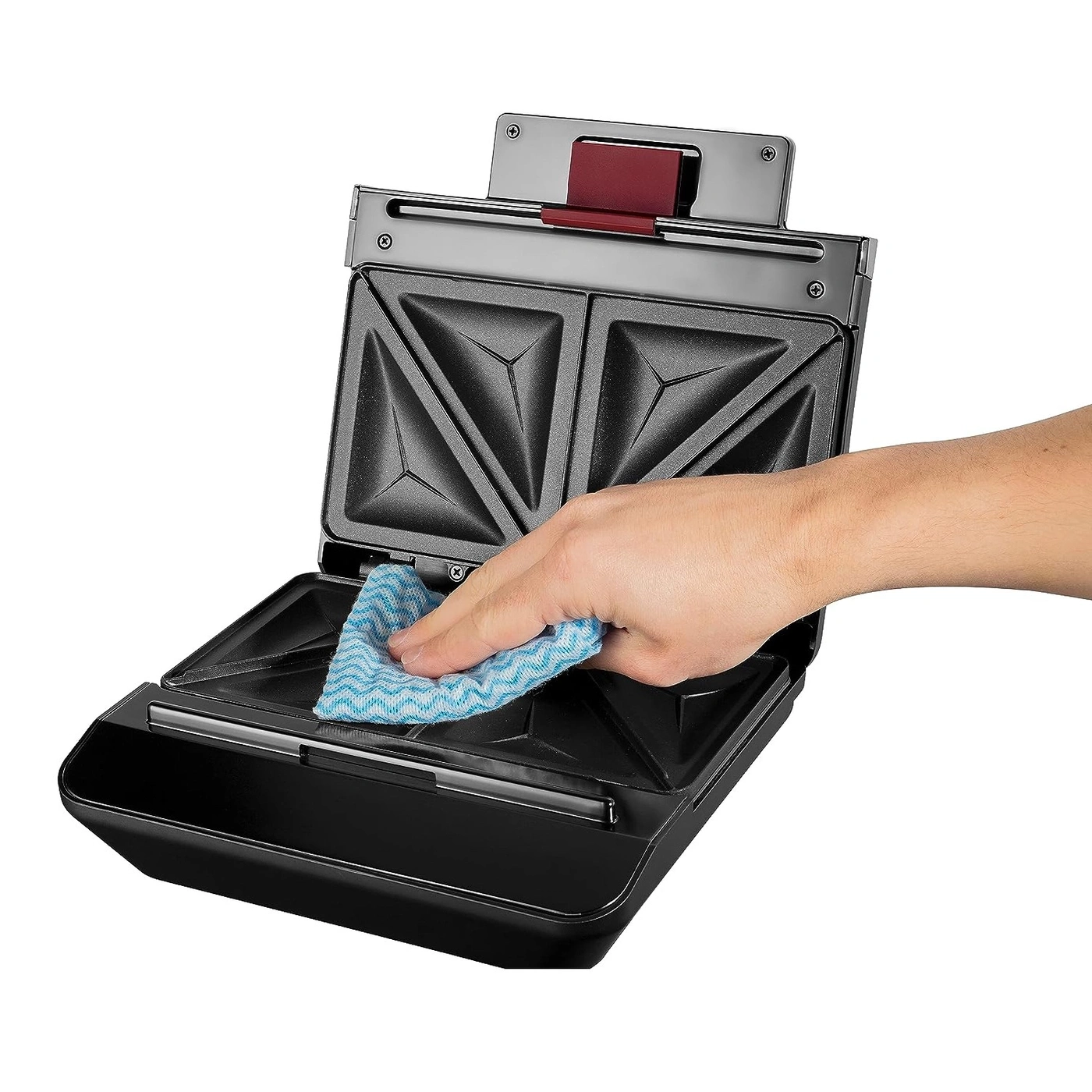 Person reinigt Sandwichmaker mit einem blauen Tuch. Schwarzer Toaster.