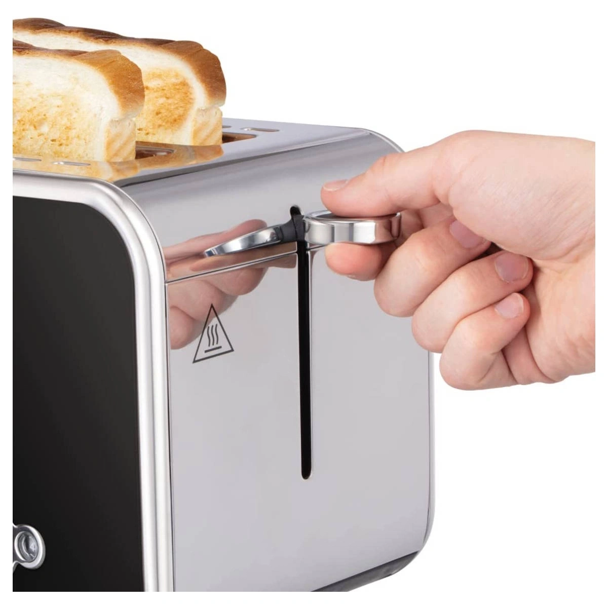 Nahaufnahme eines Toasters mit Toastbrot und einer Hand, die einen Hebel betätigt.