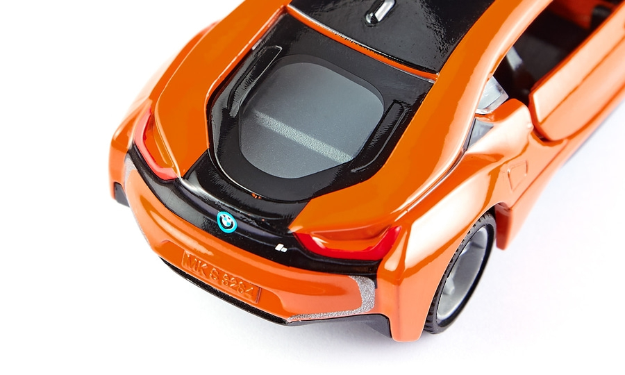 Orangefarbenes Spielzeugauto, BMW i8, Nahaufnahme, glänzend, Detail, isoliert auf Weiß
