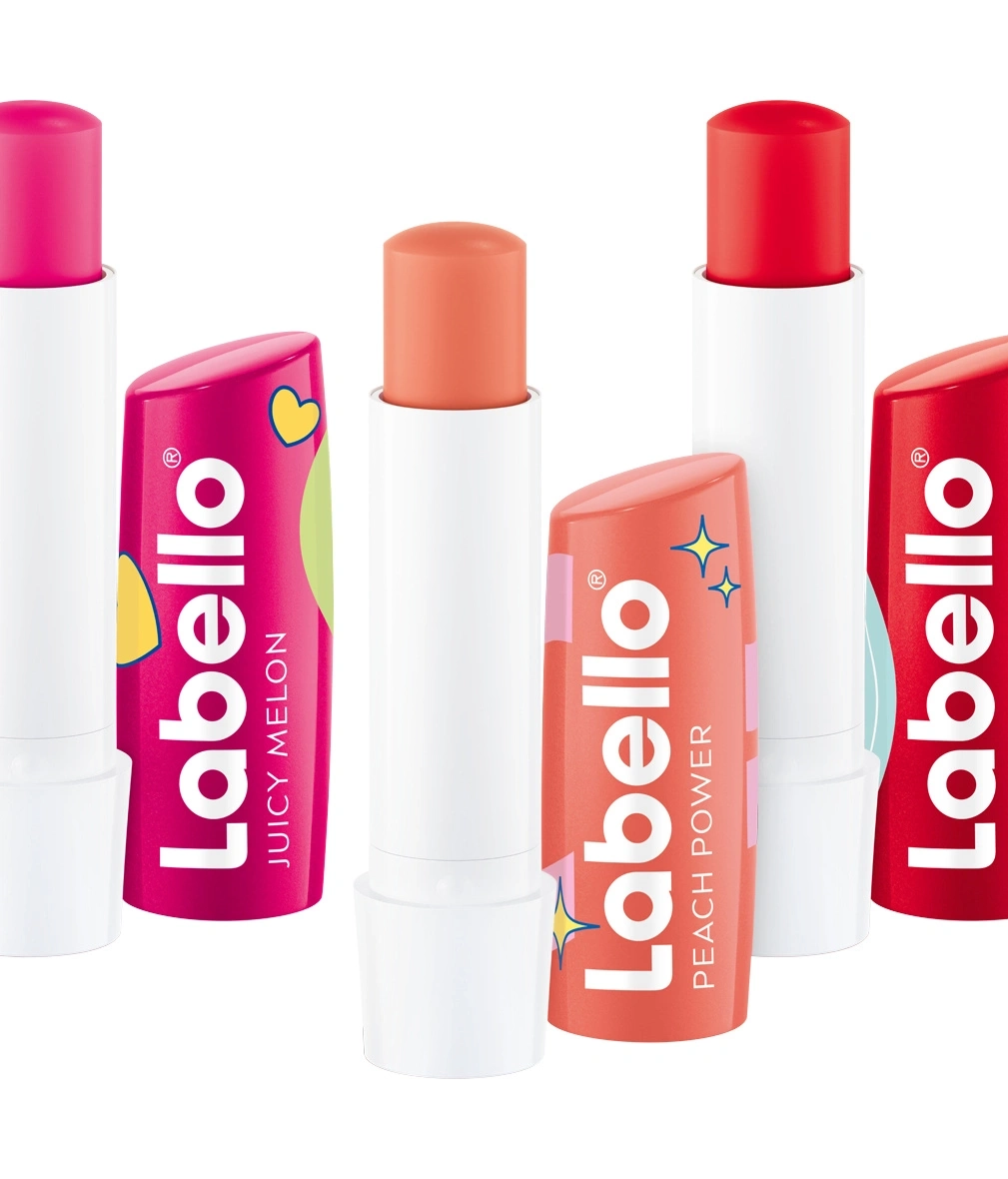 Fünf Labello Lippenpflegeprodukte in verschiedenen Farben und Aufmachungen.