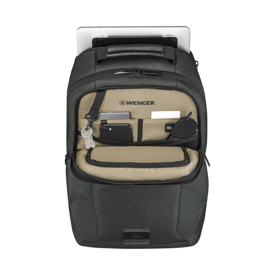 Schwarzer Rucksack mit geöffneten Fächern, Tablet und Zubehör.