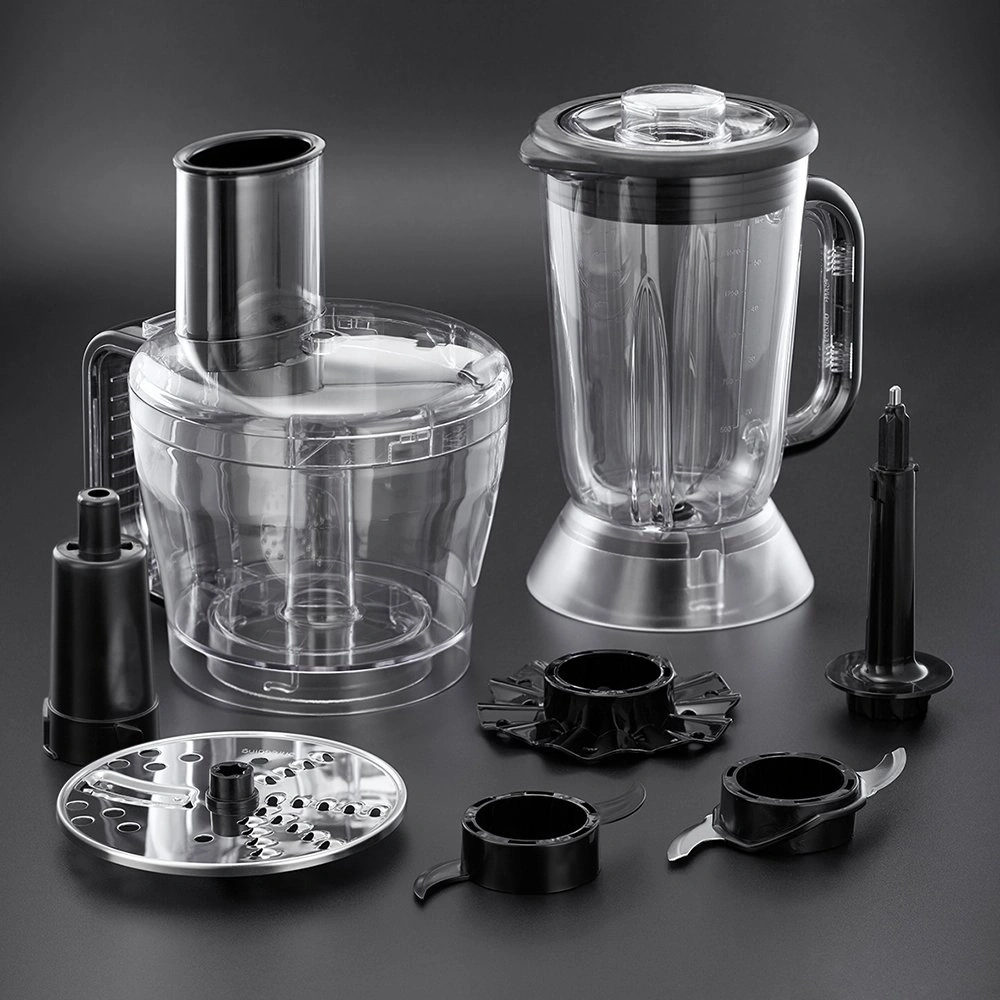 Küchenmaschine und Mixer mit Zubehör auf schwarzem Hintergrund