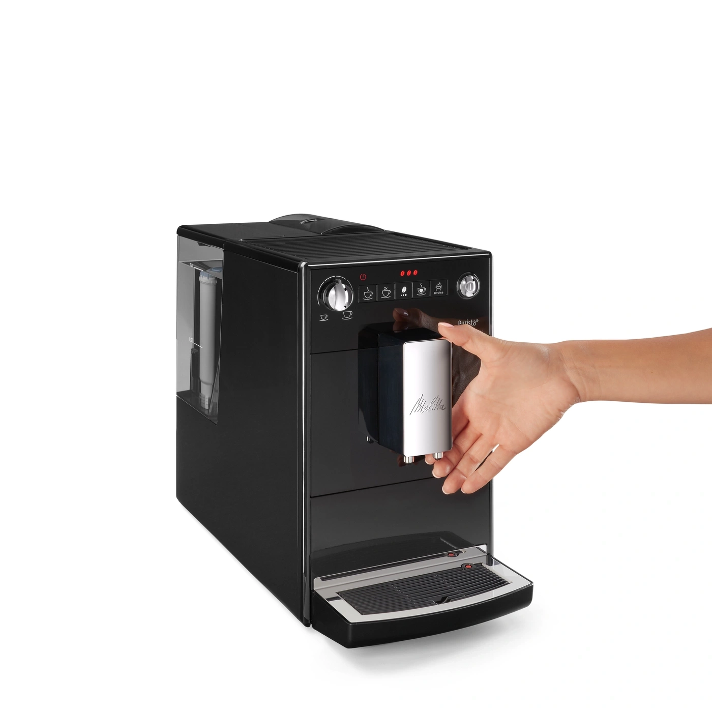 Schwarze Kaffeemaschine mit Hand, die auf einem weißen Hintergrund platziert ist.