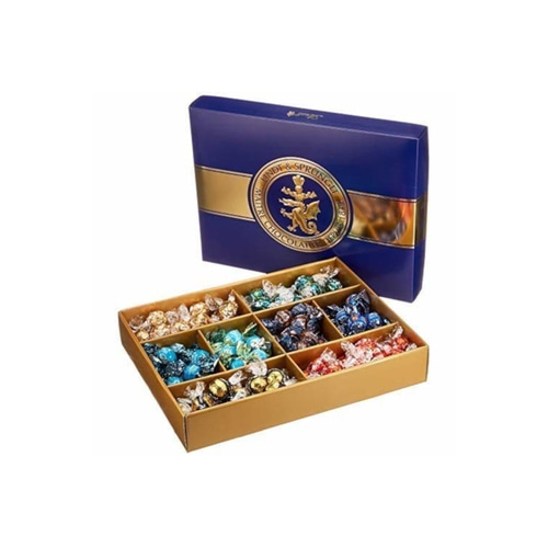 Eine offene Schachtel Lindt Pralinen mit blauer Deckelbox, weißer Hintergrund