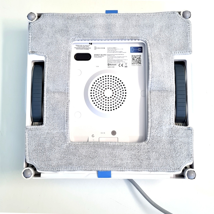 Fensterputzroboter, weiß, mit blauem Akzent, graues Wischtuch, Bluetooth-Logo, QR-Code